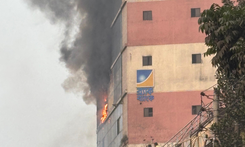 আরমানিটোলায় ১৩ তলা ভবনে আগুন, নিয়ন্ত্রণে ৯ ইউনিট