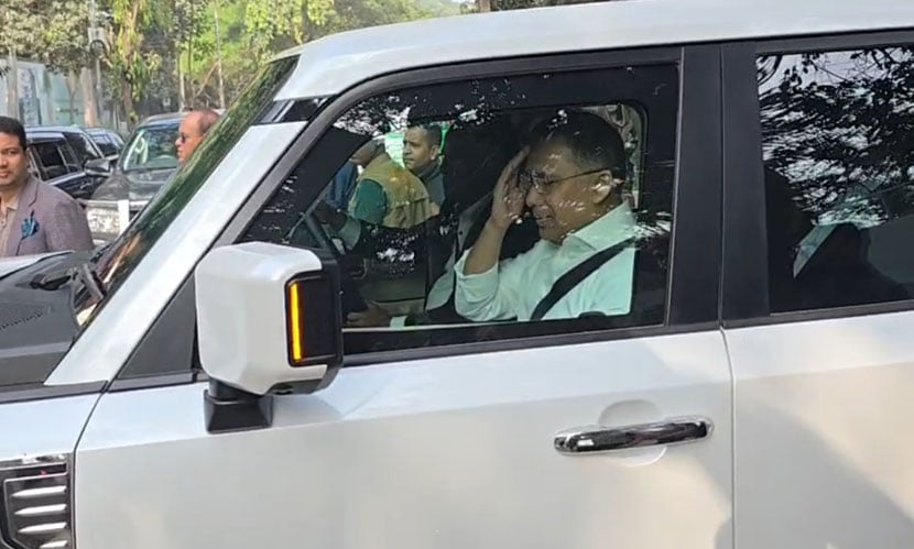 শহিদ হাদির কবর জিয়ারতে বের হয়েছেন তারেক রহমান