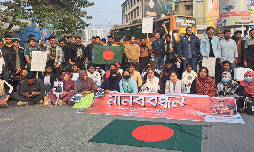 হাদি হত্যার বিচারের দাবিতে কুষ্টিয়ায় মহাসড়ক অবরোধ