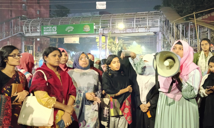 ওসমান হাদির ওপর হামলার প্রতিবাদে জবি ছাত্রীদের বিক্ষোভ