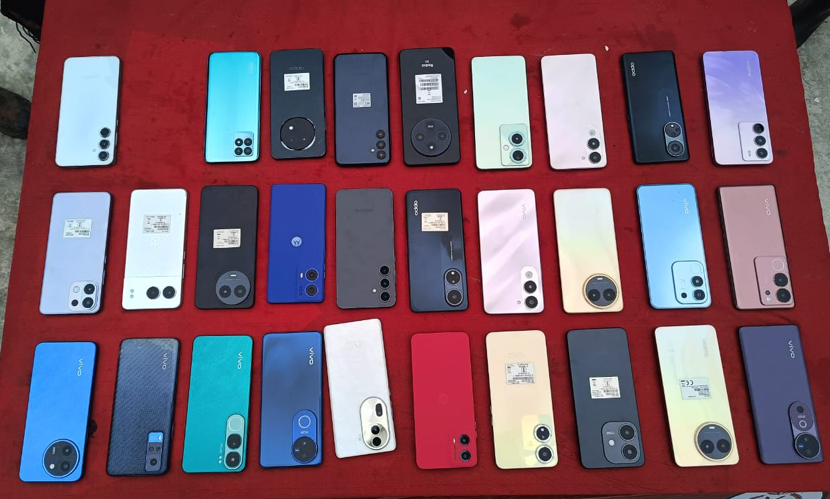 শিবগঞ্জ সীমান্তে ভারতীয় চোরাই মোবাইলের বড় চালান আটক