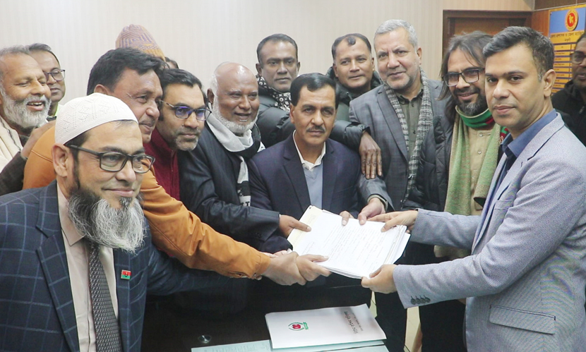নওগাঁয় মনোনয়নপত্র জমা দিলেন বিএনপি প্রার্থী জাহিদুল-শামসুজ্জোহা