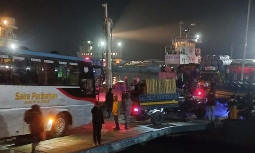 দৌলতদিয়া-পাটুরিয়া নৌপথে ফেরি চলাচল বন্ধ, ভোগান্তি চরমে