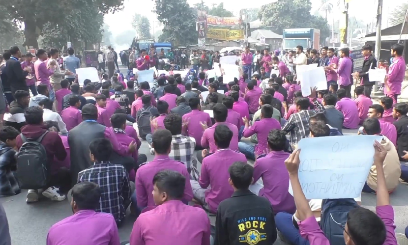 রংপুরে ৮ দফা দাবিতে সড়ক অবরোধ