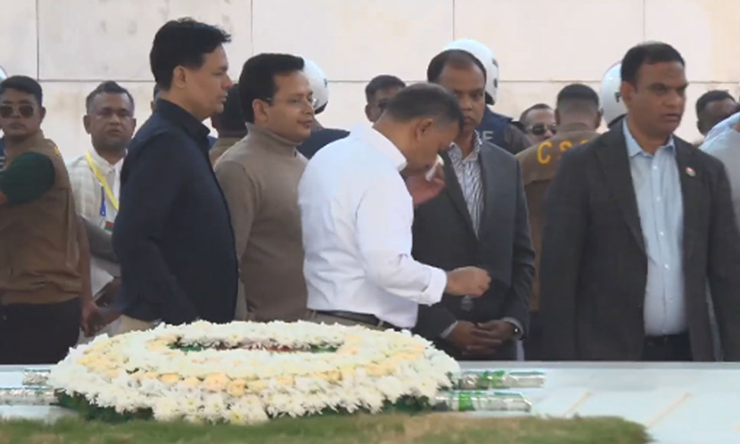 বাবার কবরের সামনে অশ্রুসিক্ত তারেক রহমান