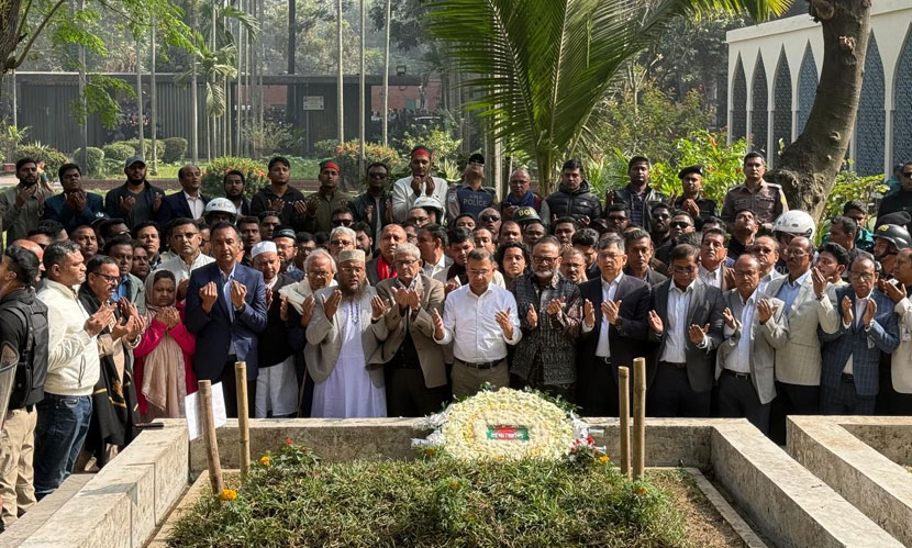 শহিদ হাদির কবর জিয়ারত করলেন তারেক রহমান