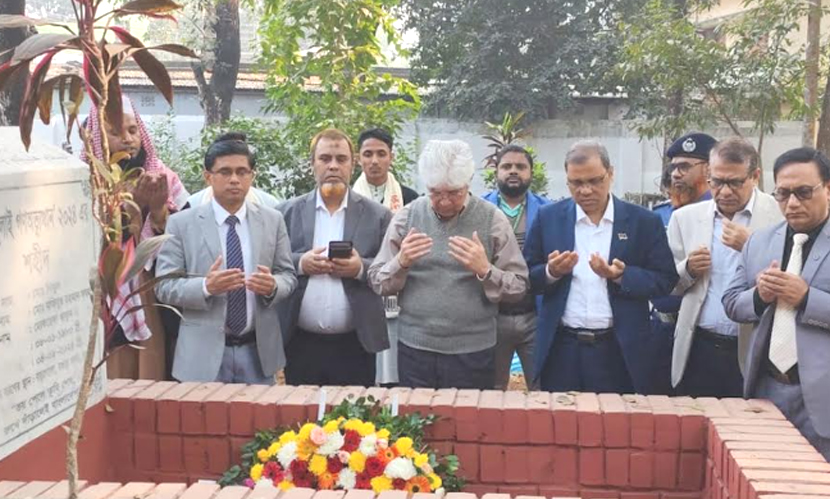 বগুড়ায় জুলাই শহিদদের কবর জিয়ারত করলেন উপদেষ্টা আদিলুর