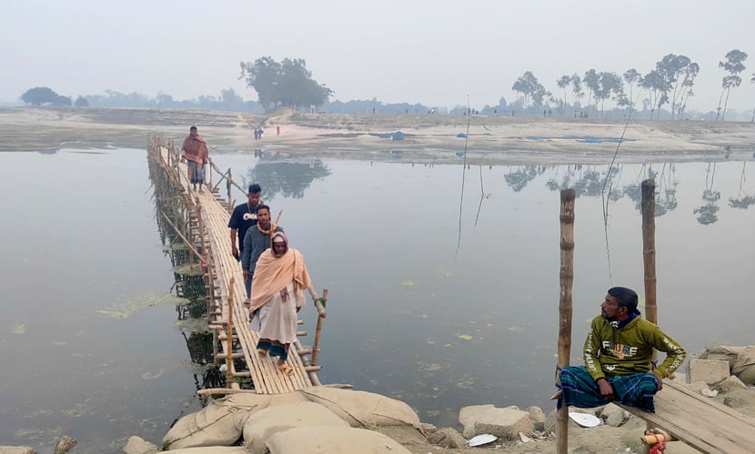 বেলকুচির আগুরিয়া নদীর ওপর ঝুঁকিপূর্ণ বাঁশের সাঁকো। ছবি: সারাবাংলা
