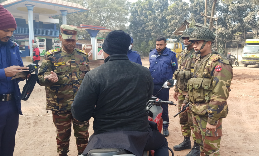 চাঁপাইনবাবগঞ্জের বিশ্বরোডে আইনশৃঙ্খলা রক্ষাকারী বাহিনীর তল্লাশি