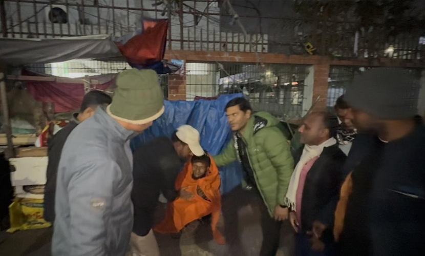 শীতার্তদের মাঝে স্বেচ্ছাসেবক দল নেতা মোখতারের কম্বল বিতরণ