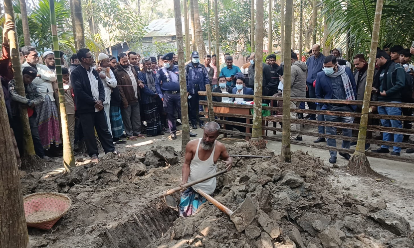 নোয়াখালীতে দাফনের ১৭ মাস পর কবর থেকে মরদেহ উত্তোলন
