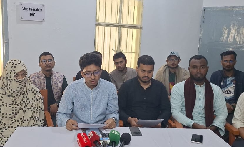 চবিতে আটক শিক্ষককে ছেড়ে দেওয়ায় চাকসু নেতাদের ক্ষোভ