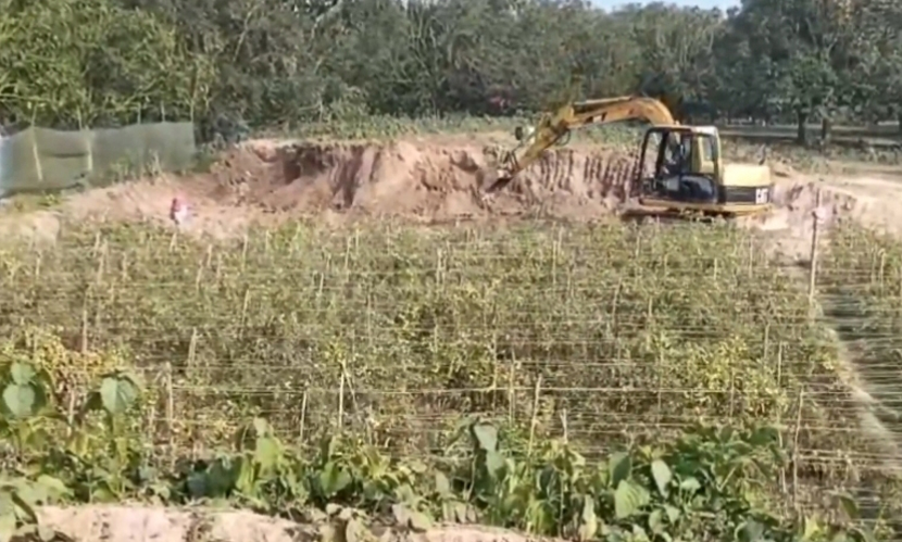 চাঁপাইনবাবগঞ্জে কৃষিজমিতে অবৈধ পুকুর খনন করায় জরিমানা