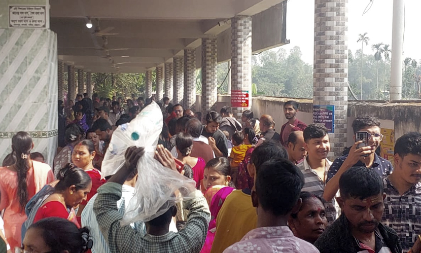 চট্টগ্রামে শতবর্ষী শুক্লাম্বর দীঘির মেলায় লাখো মানুষের ঢল
