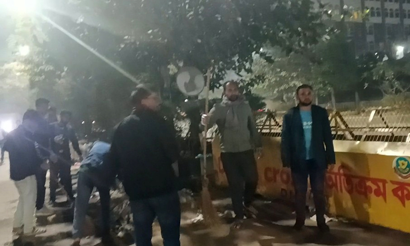 দ্বিতীয় দিনের মতো ইসির সামনের আবর্জনা পরিষ্কার করল ছাত্রদল