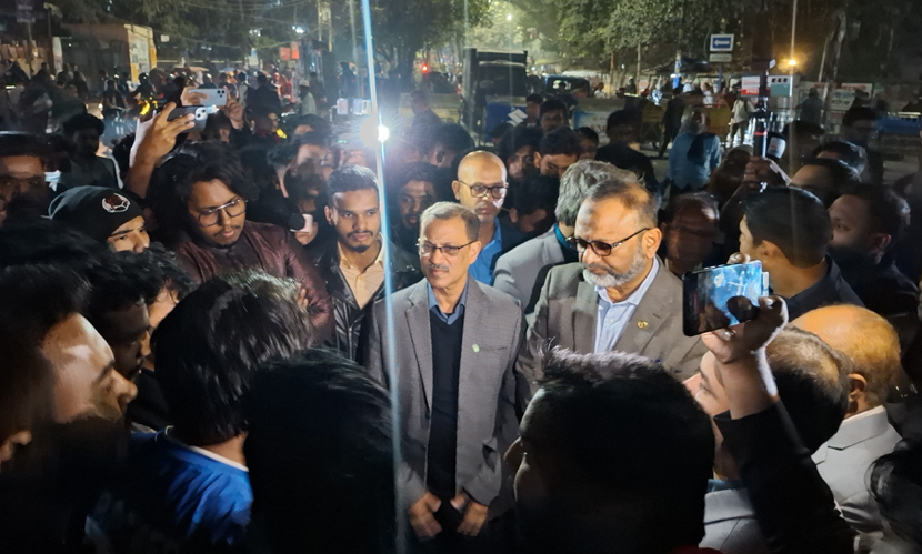 বাস ভাঙচুরের ঘটনায় আইনগত ব্যবস্থা নেওয়া হবে: ঢাবি উপাচার্য