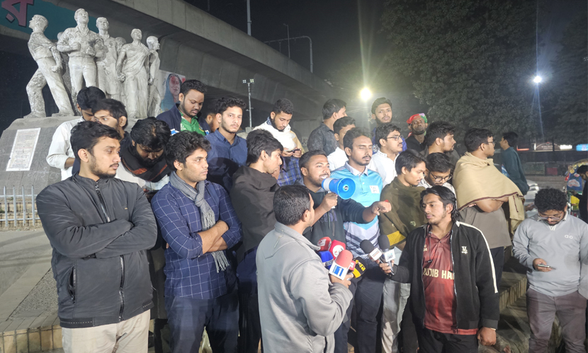 ক্যাম্পাসে চাঁদাবাজির প্রতিবাদে মধ্যরাতে ঢাবিতে বিক্ষোভ