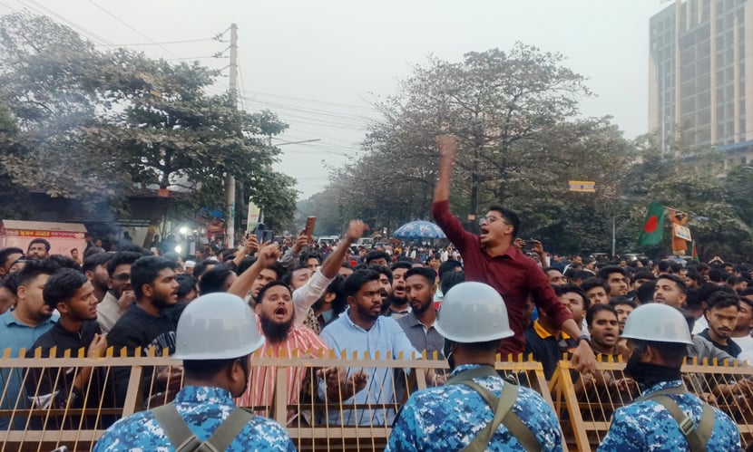 নির্বাচন কমিশনের সামনে ছাত্রদলের বিক্ষোভ। ছবি: সারাবাংলা