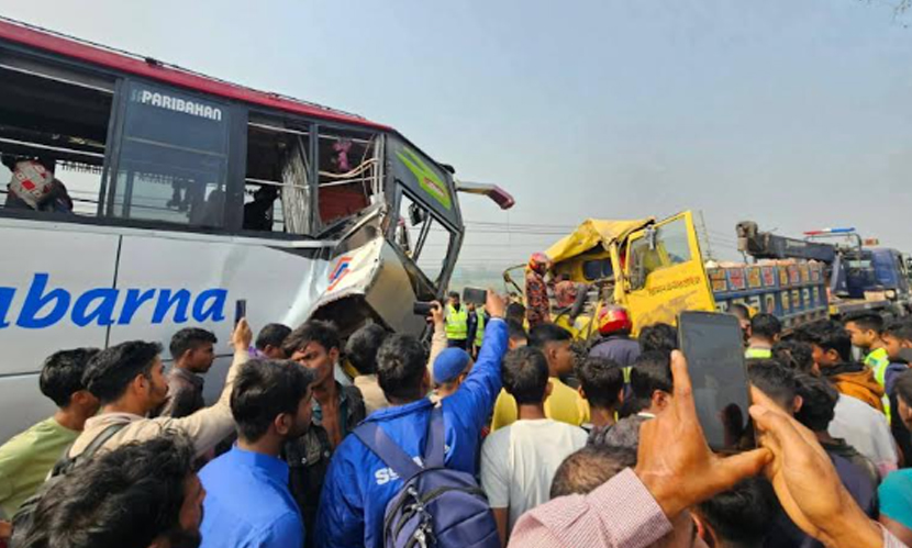 ফরিদপুরে বাস-ট্রাকের সংঘর্ষে চালক ও সহকারী নিহত, আহত ১৮