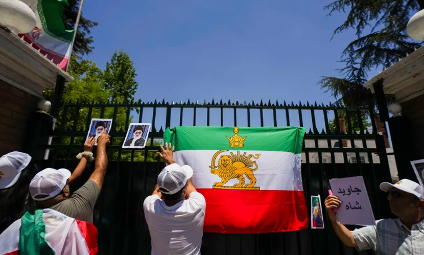 মধ্যপ্রাচ্যে যুক্তরাষ্ট্রের ঘাঁটিগুলোতে পালটা হামলার হুমকি তেহরানের