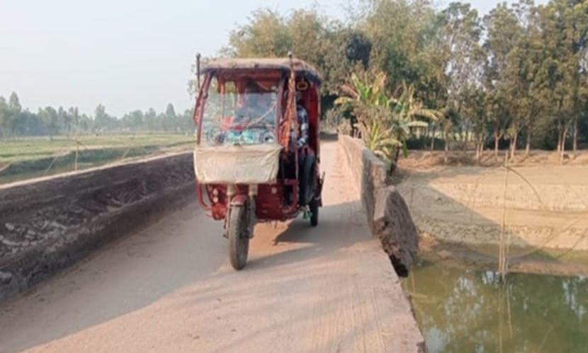 লালমনিরহাটে ঝুঁকিপূর্ণ সেতু দিয়ে হাজারো মানুষের যাতায়াত