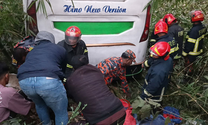 মাদারীপুরে অটোরিকশায় চাপা দিয়ে বাস খাদে, নিহত ৬