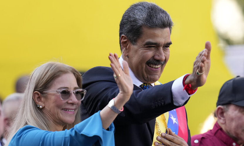 মধ্যরাতে বেডরুম থেকে আটক করা হয় মাদুরো ও তার স্ত্রীকে