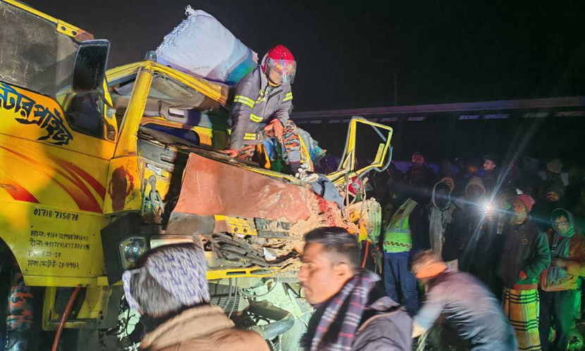 গাইবান্ধায় পাথরবোঝাই ট্রাকে ধাক্কা, নিহত ২