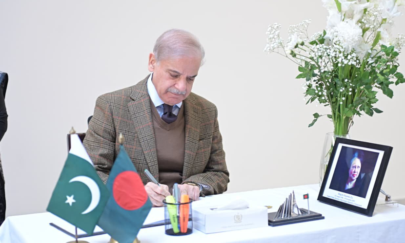 ইসলামাবাদ হাইকমিশনে গিয়ে শোক জানালেন পাকিস্তানের প্রধানমন্ত্রী