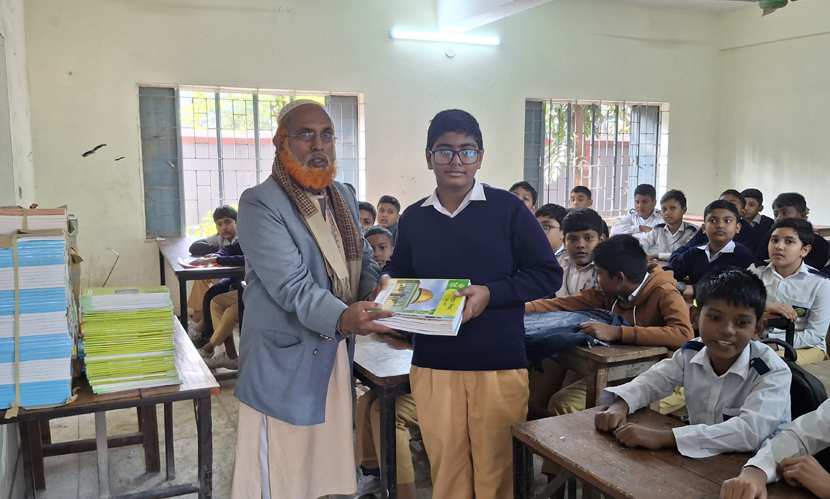 পাবনায় বছরের প্রথম দিনে শিক্ষার্থীরা পেল নতুন পাঠ্যবই