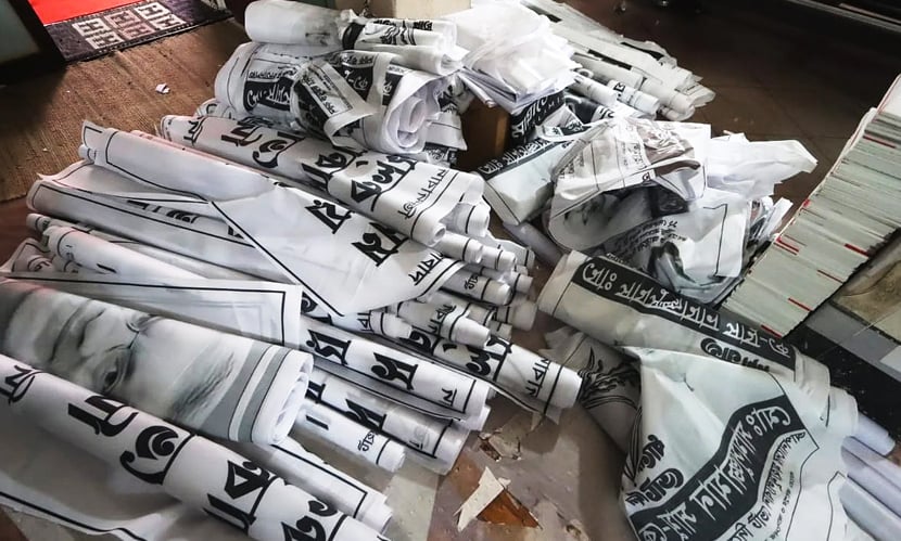 রংপুর নগরীতে ফ্রেম তৈরি ও ব্যানার ছাপানোর কাজে ব্যস্ততা চরমে। ছবি: সারাবাংলা