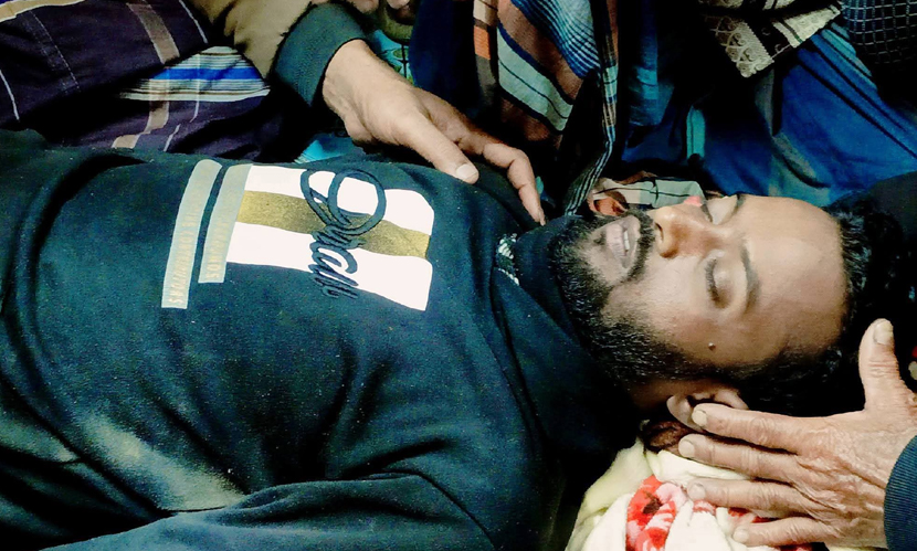 হেলমেট না থাকায় টহলরত সেনাবাহিনীর পিটুনিতে যুবক নিহত