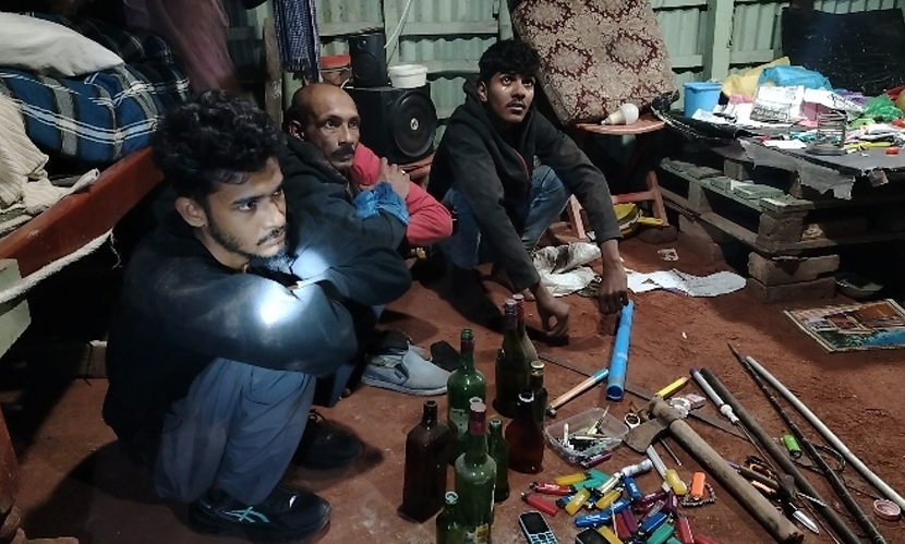 মোংলায় মাদকের আখড়ায় অভিযান, বাবা-ছেলেসহ আটক ৩