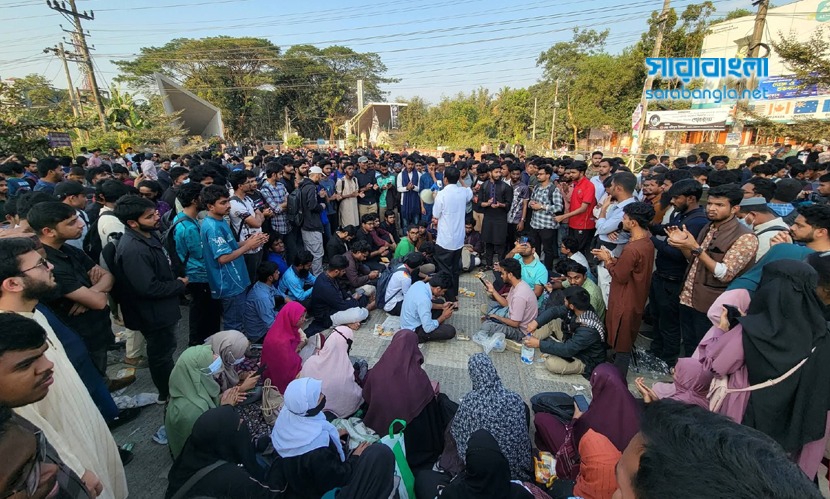 শাকসু নির্বাচন স্থগিত, প্রতিবাদে শিক্ষার্থীদের সড়ক অবরোধ