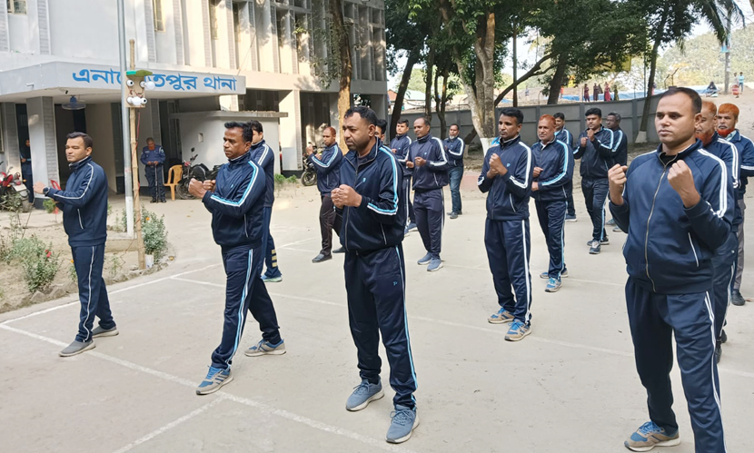 সিরাজগঞ্জে পুলিশের আত্মরক্ষায় মার্শাল আর্ট প্রশিক্ষণ দেওয়া হচ্ছে