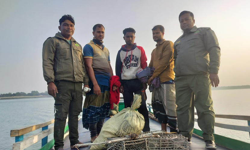 হরিণ ধরার ফাঁদ পাতা অবস্থায় ৩ চোরাকারবারি আটক