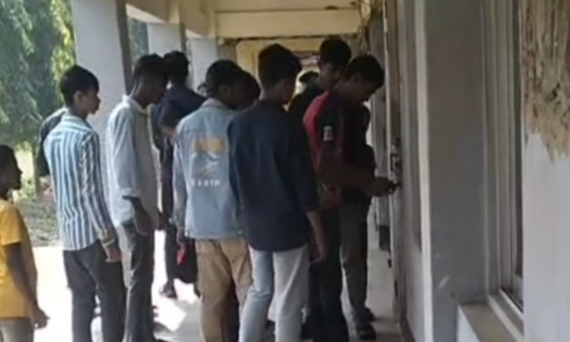৭ বিষয়ে ফেল, এসএসসি পরীক্ষায় অংশ নেওয়ার দাবিতে স্কুলে তালা