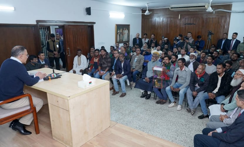 রিকশা-ভ্যান চালকদের সঙ্গে কথা বলছেন তারেক রহমান। ছবি: সংগৃহীত