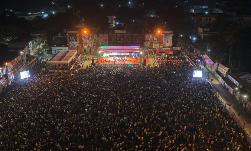 ফেনী পাইলট স্কুল মাঠে আয়োজিত এই জনসভায় বক্তব্য দিচ্ছেন বিএনপির চেয়ারম্যান তারেক রহমান। ছবি: সংগৃহীত