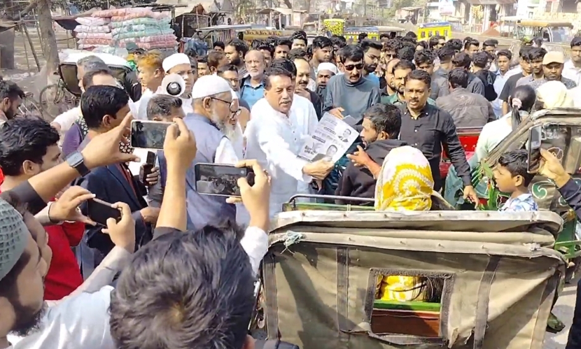 নরসিংদীতে ভোটারদের দ্বারে দ্বারে যাচ্ছেন প্রার্থীরা