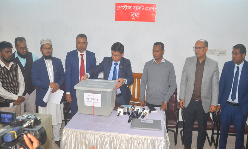বগুড়ায় পোস্টাল ব্যালট বাক্স লক কার্যক্রম অনুষ্ঠিত