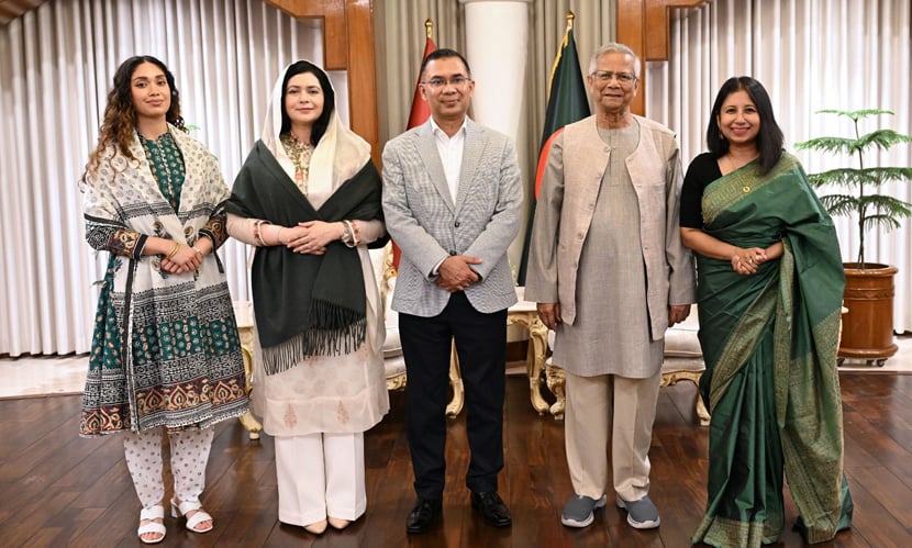 যমুনায় প্রধান উপদেষ্টা ড. মুহাম্মদ ইউনূসের সঙ্গে বিএনপির চেয়ারম্যান তারেক রহমান, স্ত্রী ডা. জুবাইদা রহমান ও কন্যা জাইমা রহমান । ছবি: সংগৃহীত
