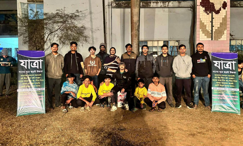 গানের সুরে শীতার্ত মানুষের পাশে ঢাবির শিক্ষার্থীরা