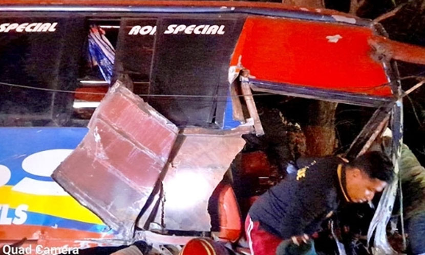 বাগেরহাটে ট্রাকের ধাক্কায় বাস নিয়ন্ত্রণ হারিয়ে নিহত ১, আহত ২