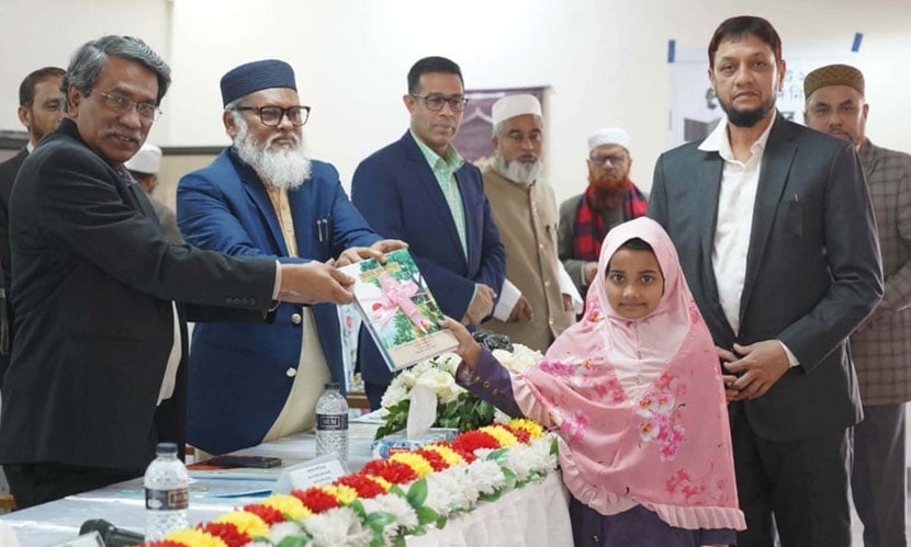 মসজিদভিত্তিক শিশু ও গণশিক্ষা প্রকল্পে শিক্ষার্থীর মাঝে নতুন বই বিতরণ