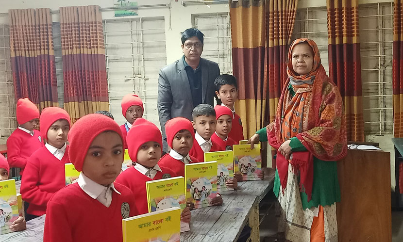 চাঁপাইনবাবগঞ্জে বছরের প্রথম দিনেই বই বিতরণ শুরু