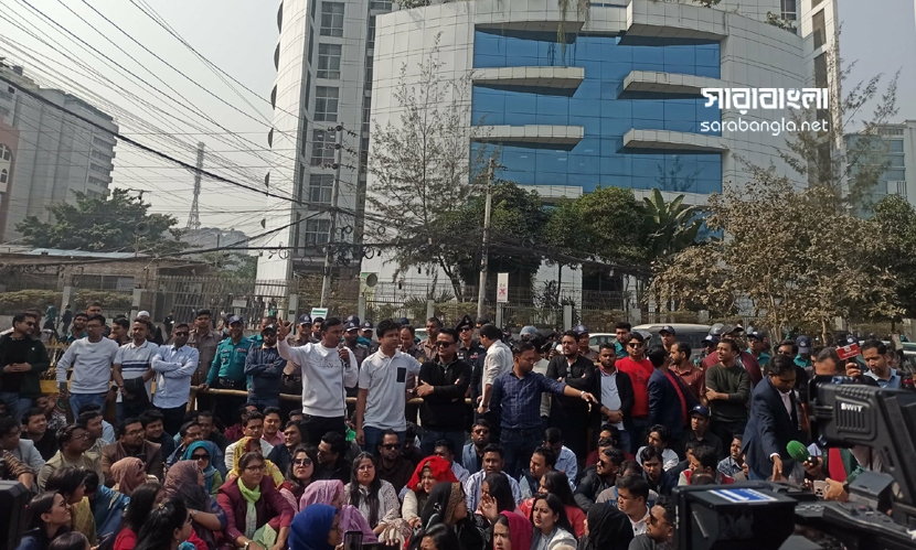 ৩ দাবিতে নির্বাচন কমিশন ঘেরাও করে ছাত্রদলের বিক্ষোভ