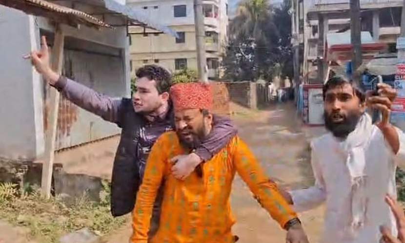 জুলাই আন্দোলনের বিরোধিতার অভিযোগে লাঞ্ছিত চবি শিক্ষক
