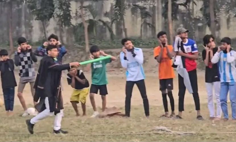 ঢাবিতে খেলতে আসা কিশোরদের কান ধরিয়ে উঠবস করালেন সর্বমিত্র চাকমা