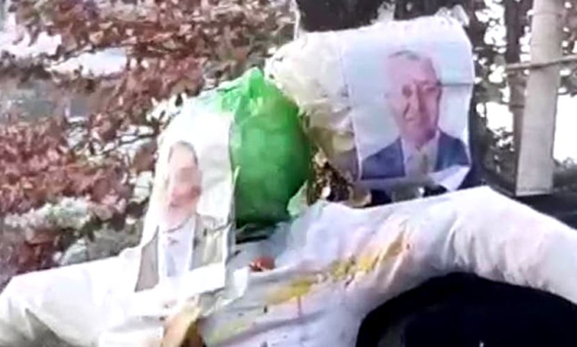 সিইসি ও সচিবের কুশপুত্তলিকায় পচা ডিম নিক্ষেপ